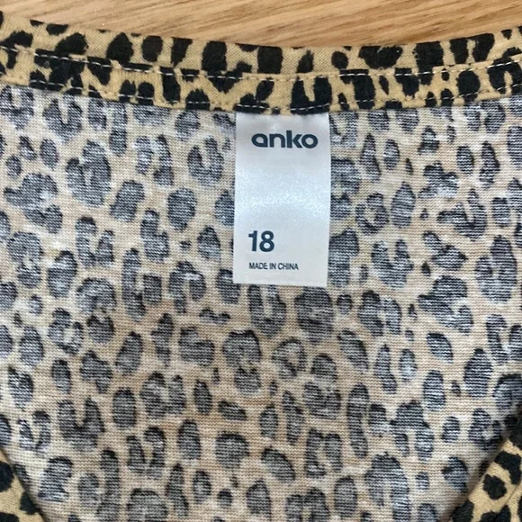 Leopard Print Short Sleeve Top - Size 18 - Picture 2 of 4